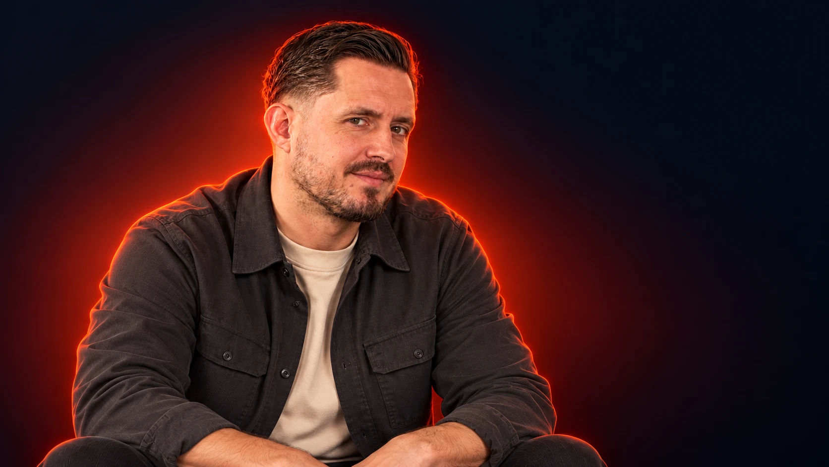 Angelo, host van Voor de Draad Ermee, in roodoranje licht